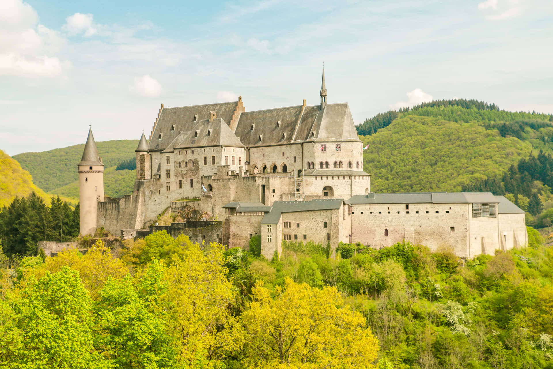 Vianden Slott Luxembourg Vår Bakgrunnsbildet