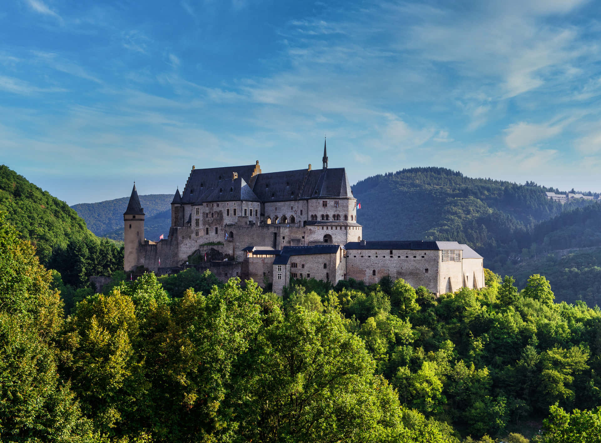 Vianden Slott Luxembourg Sommer Bakgrunnsbildet