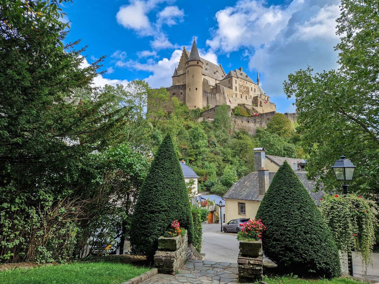 Vianden Linna Luxemburgin Kesän Näkymä Taustakuva