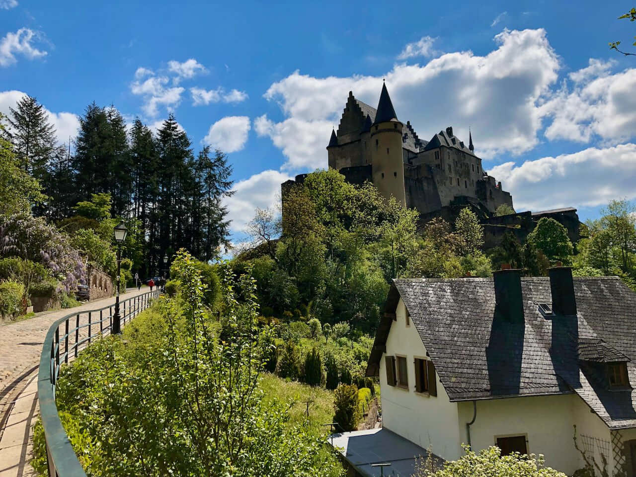 Vianden Slott Luxembourg Solfylt Dag Bakgrunnsbildet