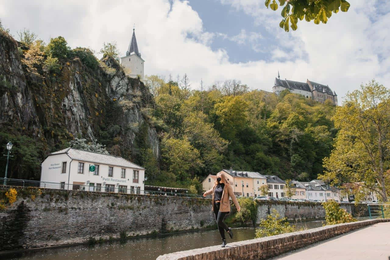 Vianden Slott Utsikt Over Elv Og By Bakgrunnsbildet