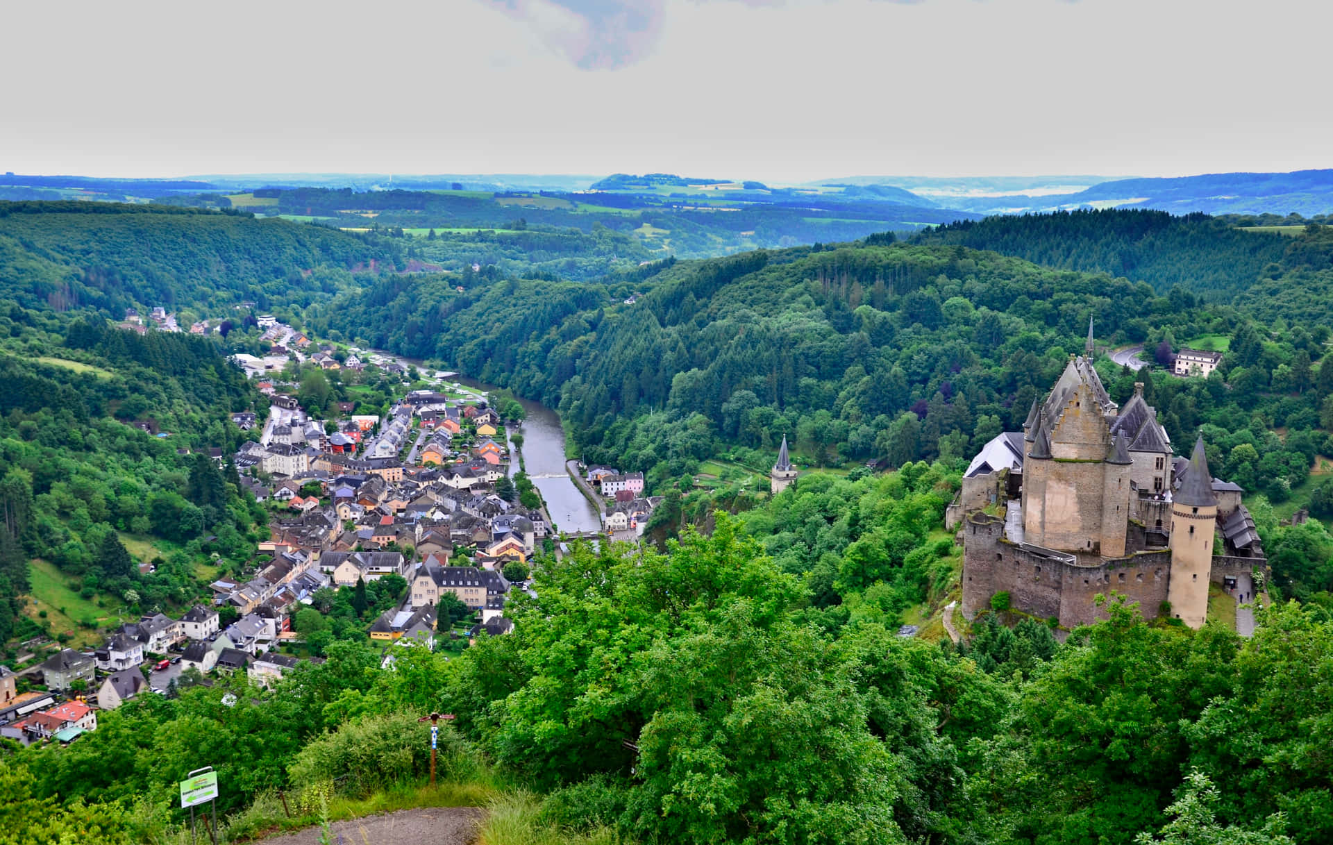 Vianden Slott Med Utsikt Over Byen Luxembourg Bakgrunnsbildet