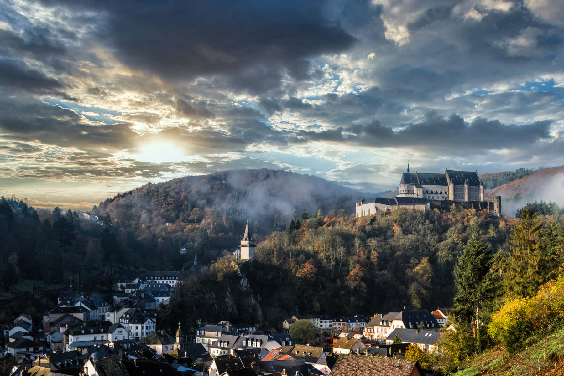 Vianden Slott Utsikt Over Byen Ved Solnedgang Bakgrunnsbildet