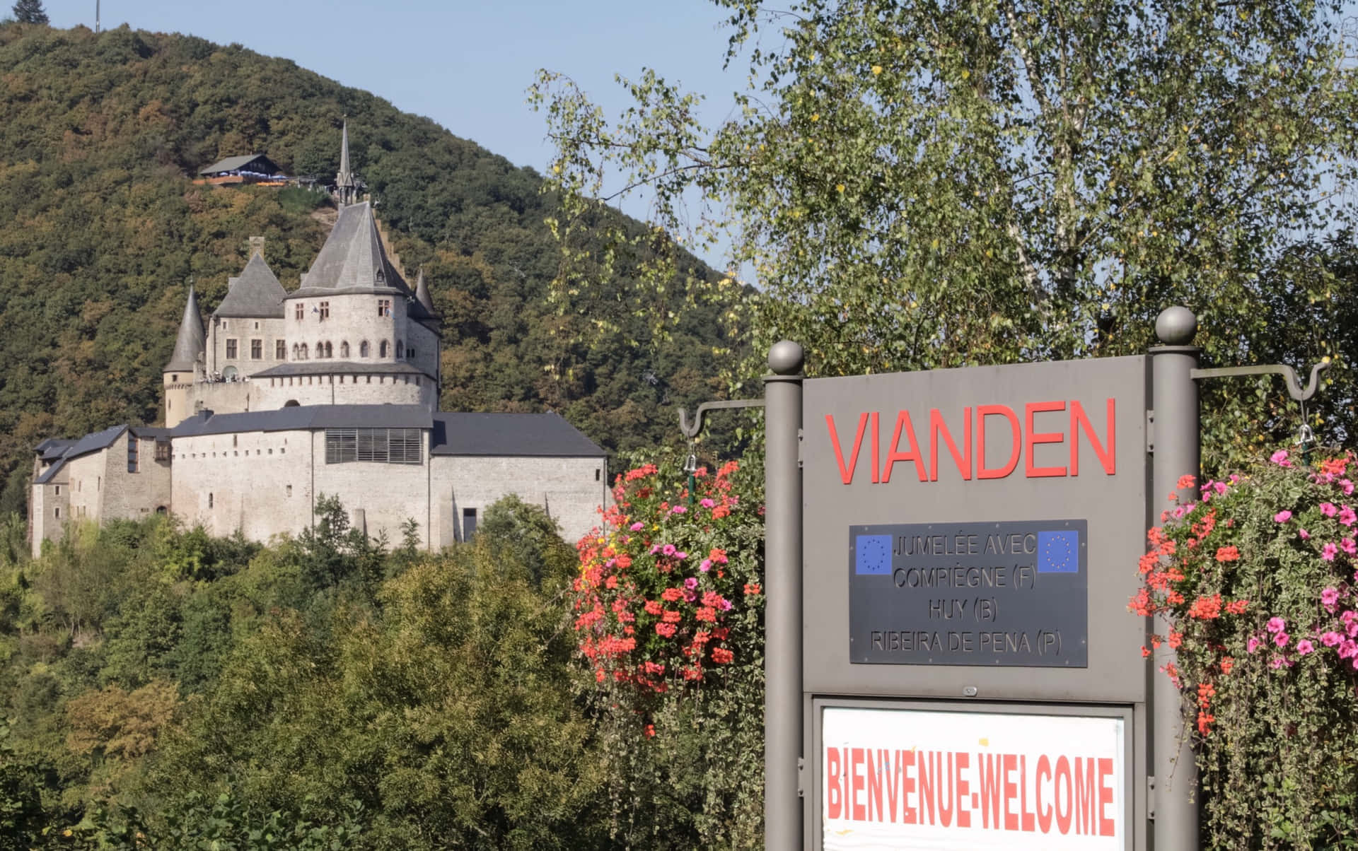 Vianden Slott Velkomstskilt Luxembourg Bakgrunnsbildet