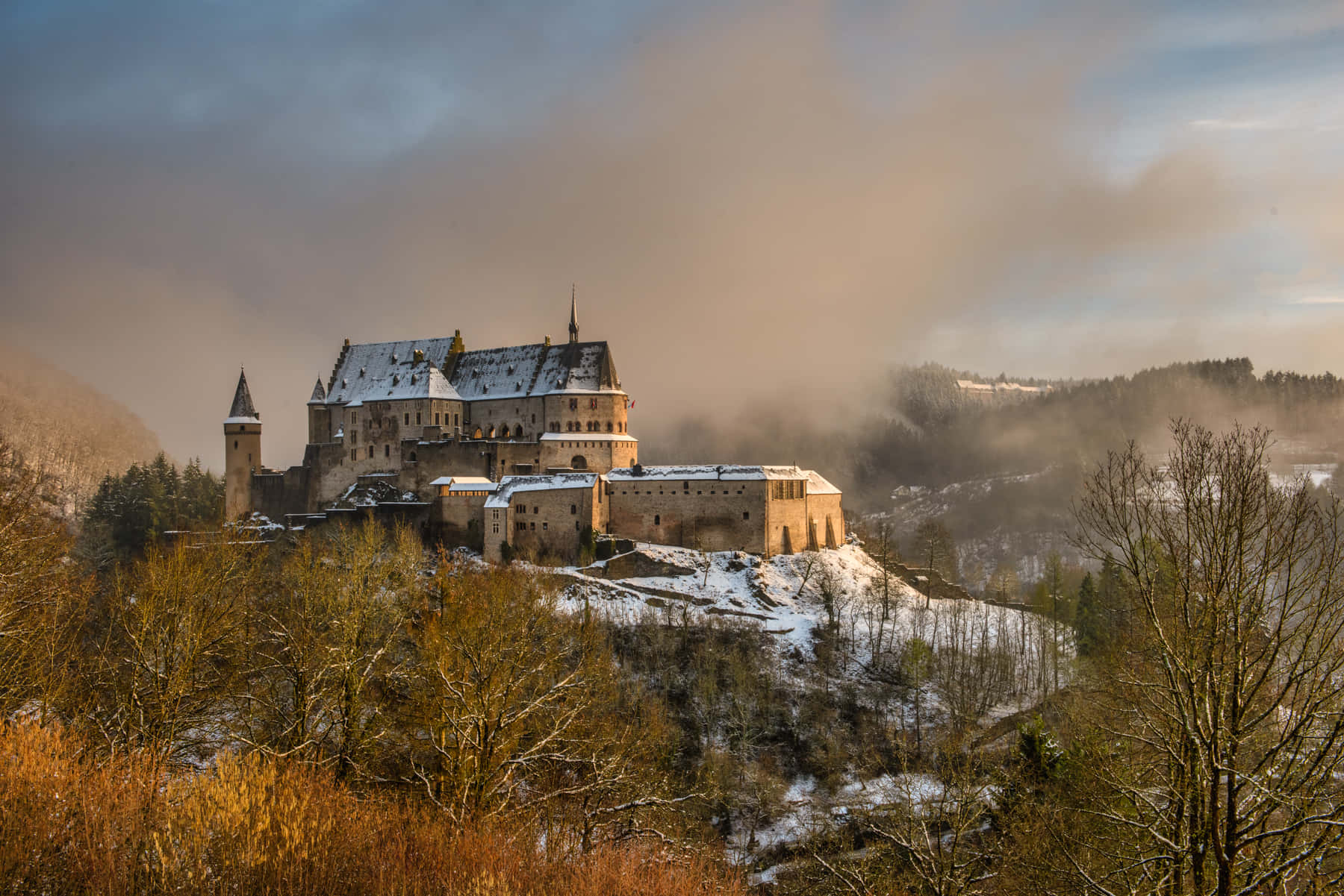 Vianden Slott Vinter Tåke Bakgrunnsbildet