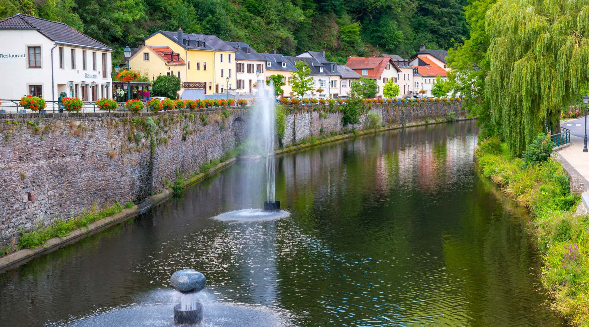 Vianden Elveutsikt Med Fontener Bakgrunnsbildet