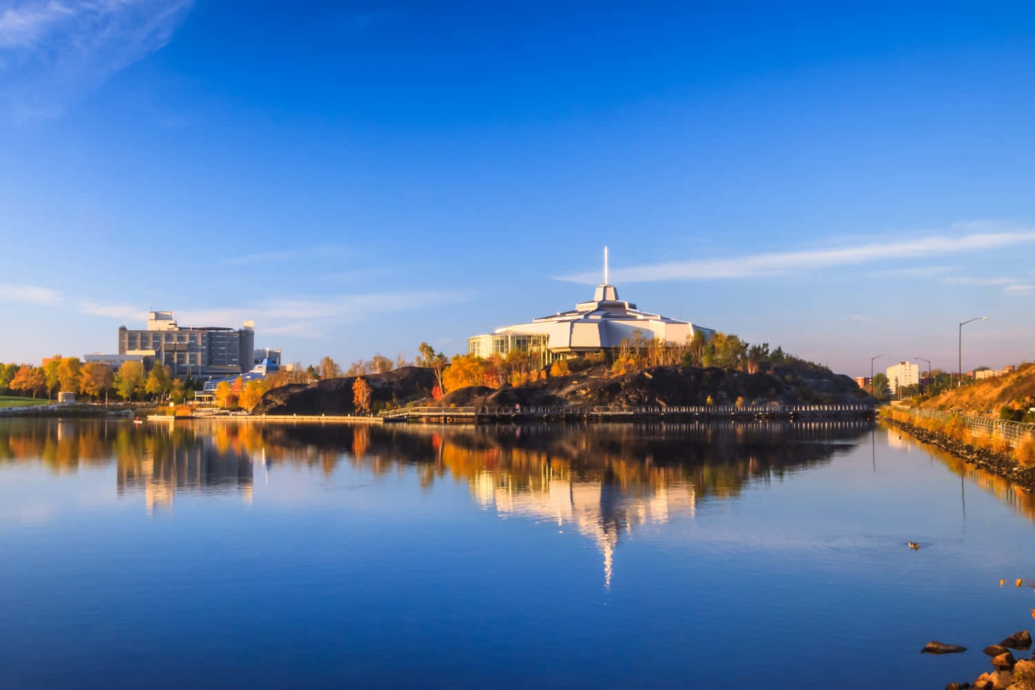 Levendige Herfstzonsondergang Die Een Gouden Gloed Werpt Over Het Ongerepte Ramsey Lake In Greater Sudbury Achtergrond