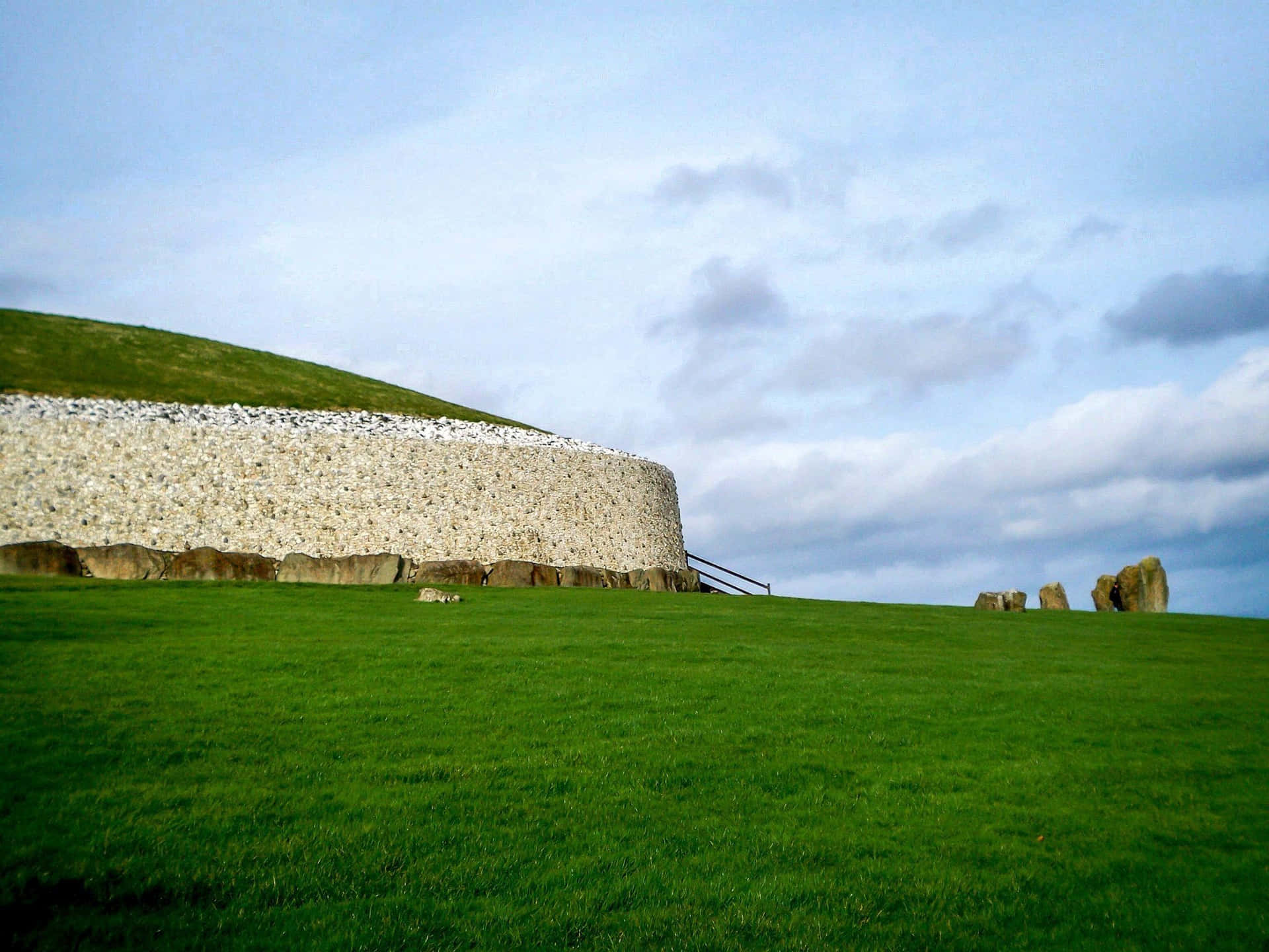L'erbavibrante Di Newgrange In Irlanda Sfondo
