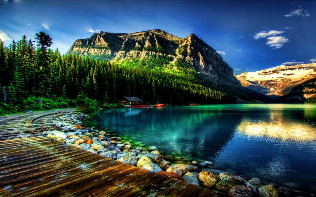 Vibrant Mountain Lake Scenic Wallpaper