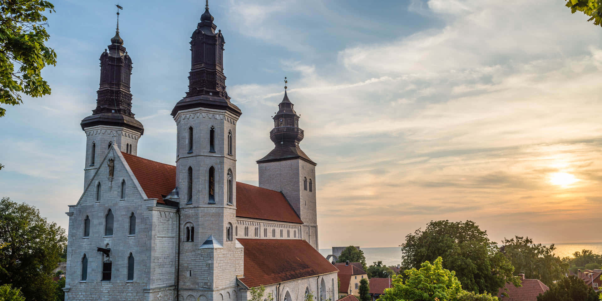 Vibrant Sunset Over Visby City Wallpaper