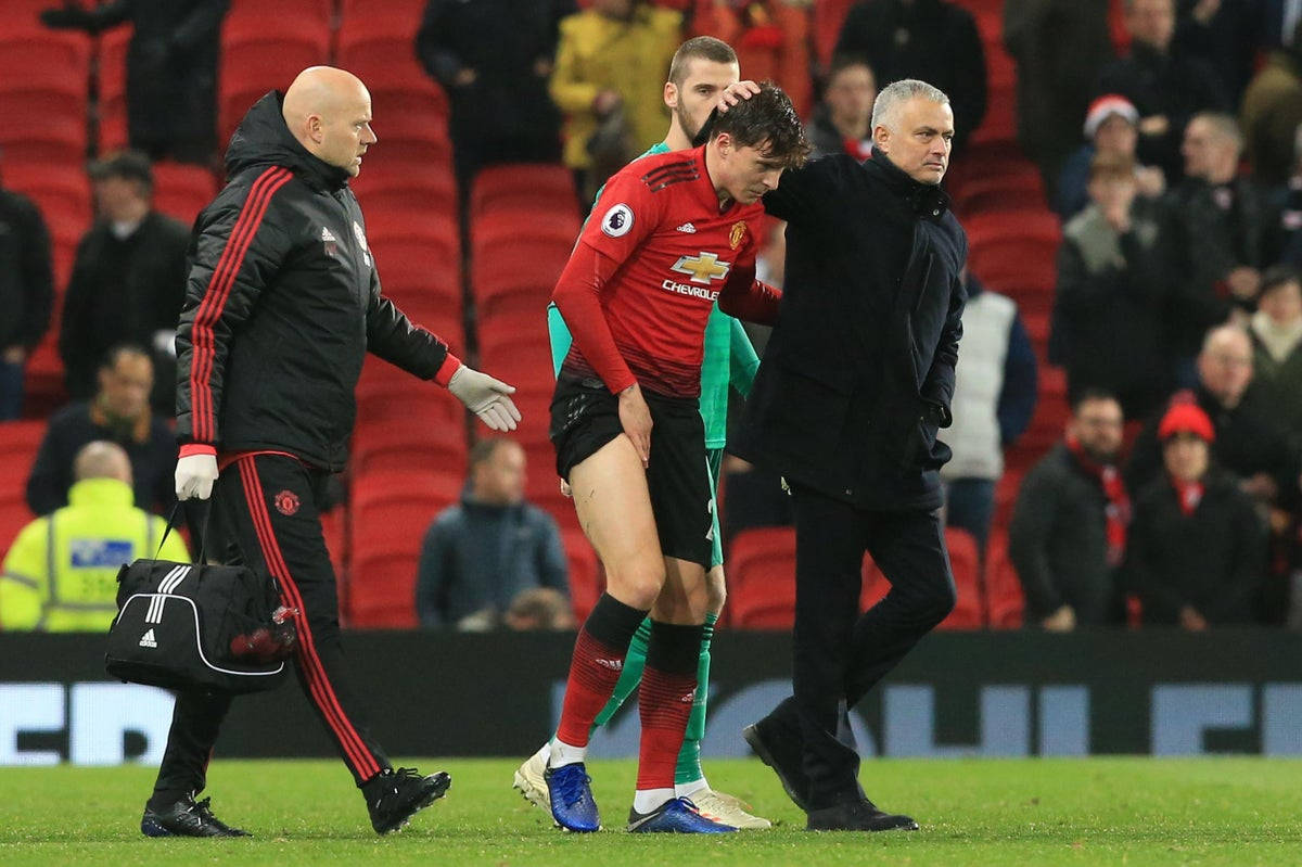 Victor Lindelof Injury Assistance Manchester United Wallpaper