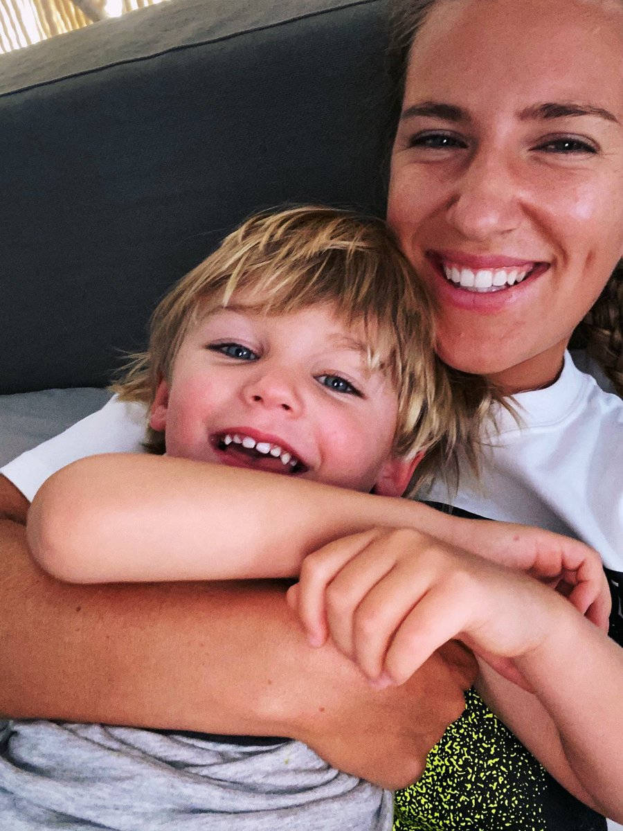 Victoria Azarenka smiler med sin søn Wallpaper