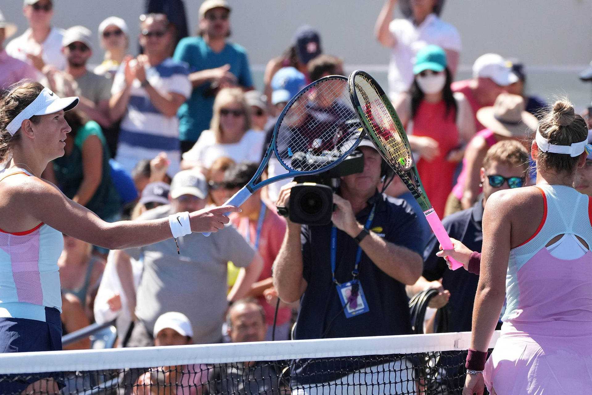 Victoriaazarenka Tocando Raquetas Con Su Oponente. Fondo de pantalla