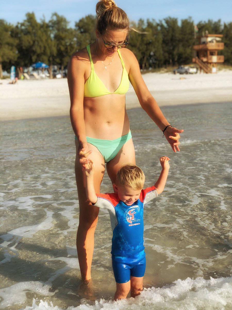Victoriaazarenka Con Suo Figlio In Spiaggia Sfondo