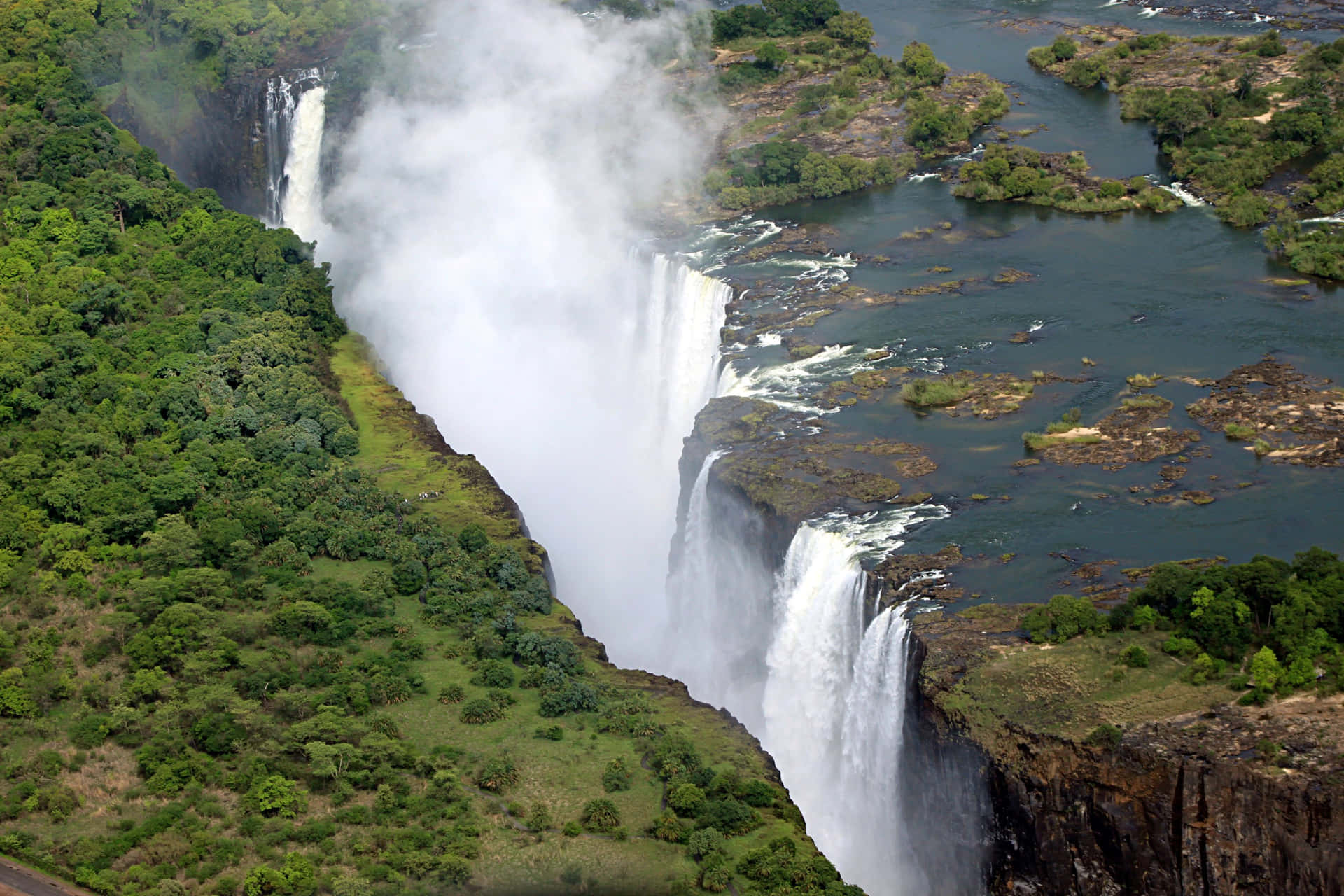 Victoria Falls cascading hvidt vand med et smukt ozhold Wallpaper