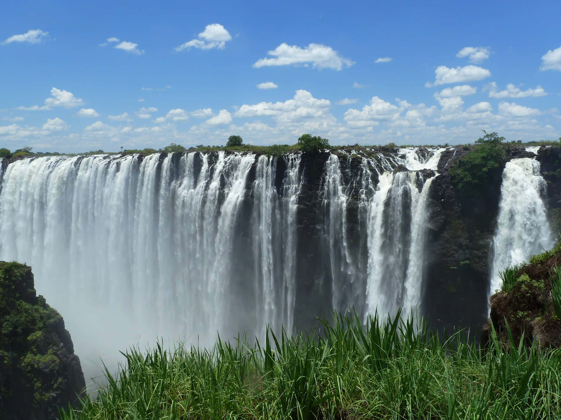 Cataratasvictoria De Zambia Y Zimbabue. Fondo de pantalla