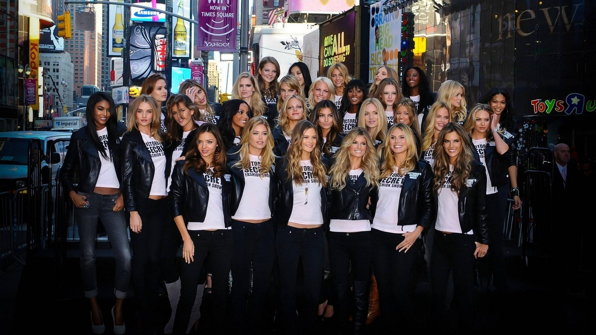 Victoria's Secret Angels At Times Square Wallpaper