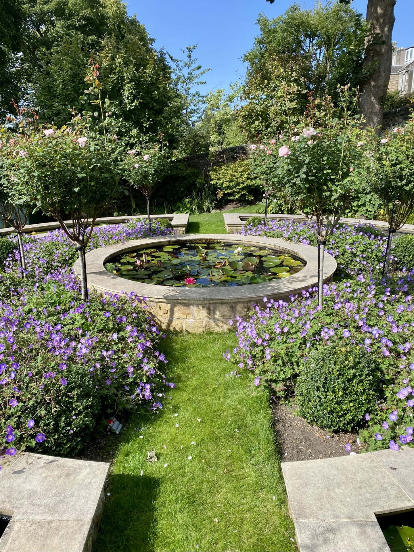 Bassin De Jardin Victorien Entouré De Fleurs Fond d'écran