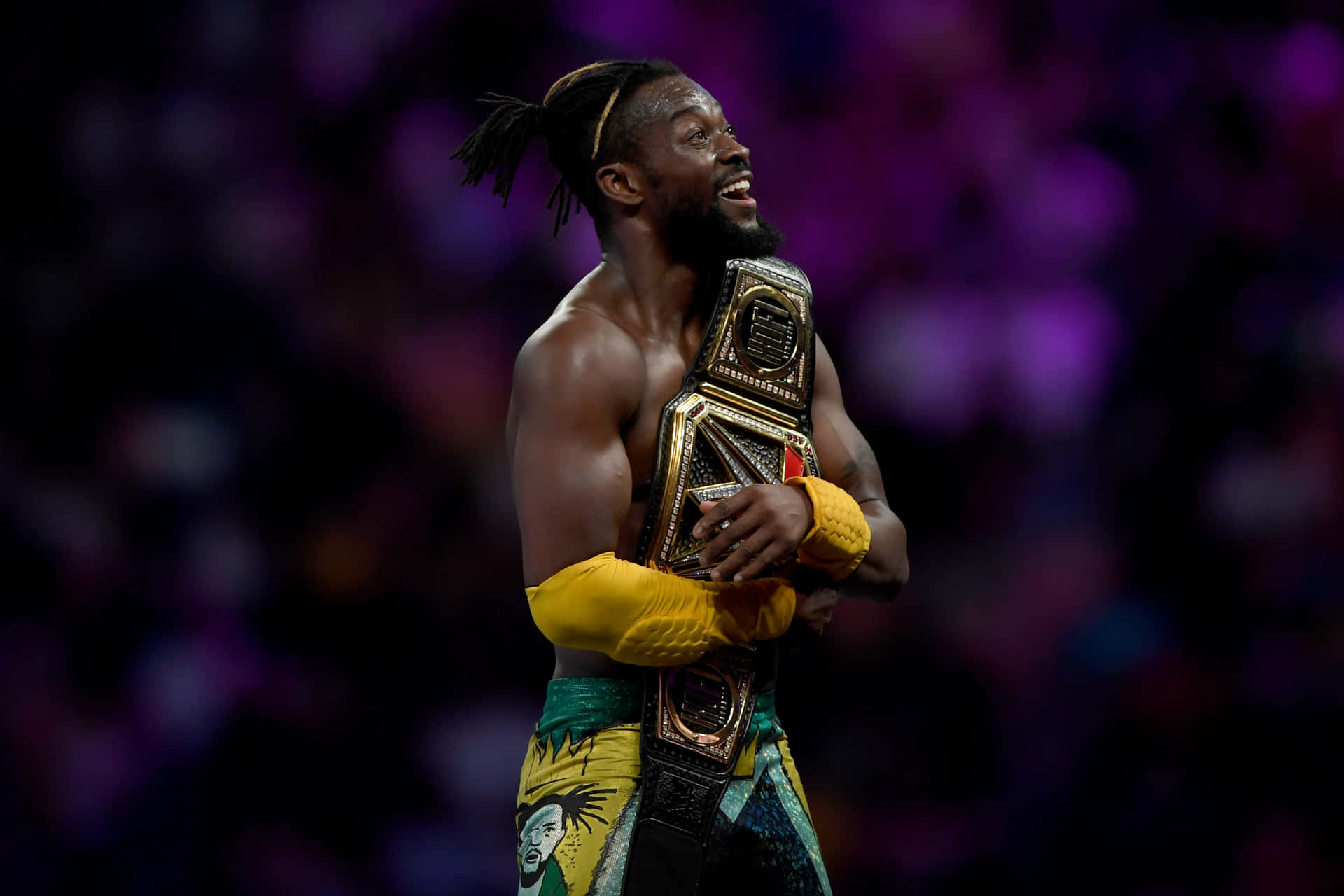 Sejrrige Kofi Kingston, der omfavner hans WWE bælte Wallpaper