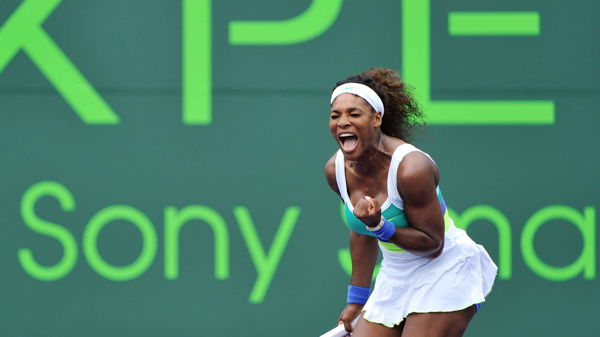 Download Victorious Serena Williams Wallpaper 