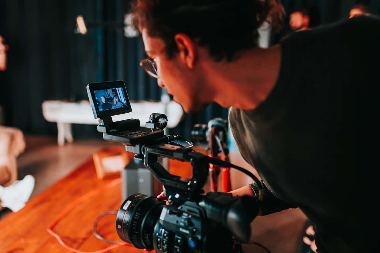 Unhombre Está Filmando Un Video En Un Estudio.