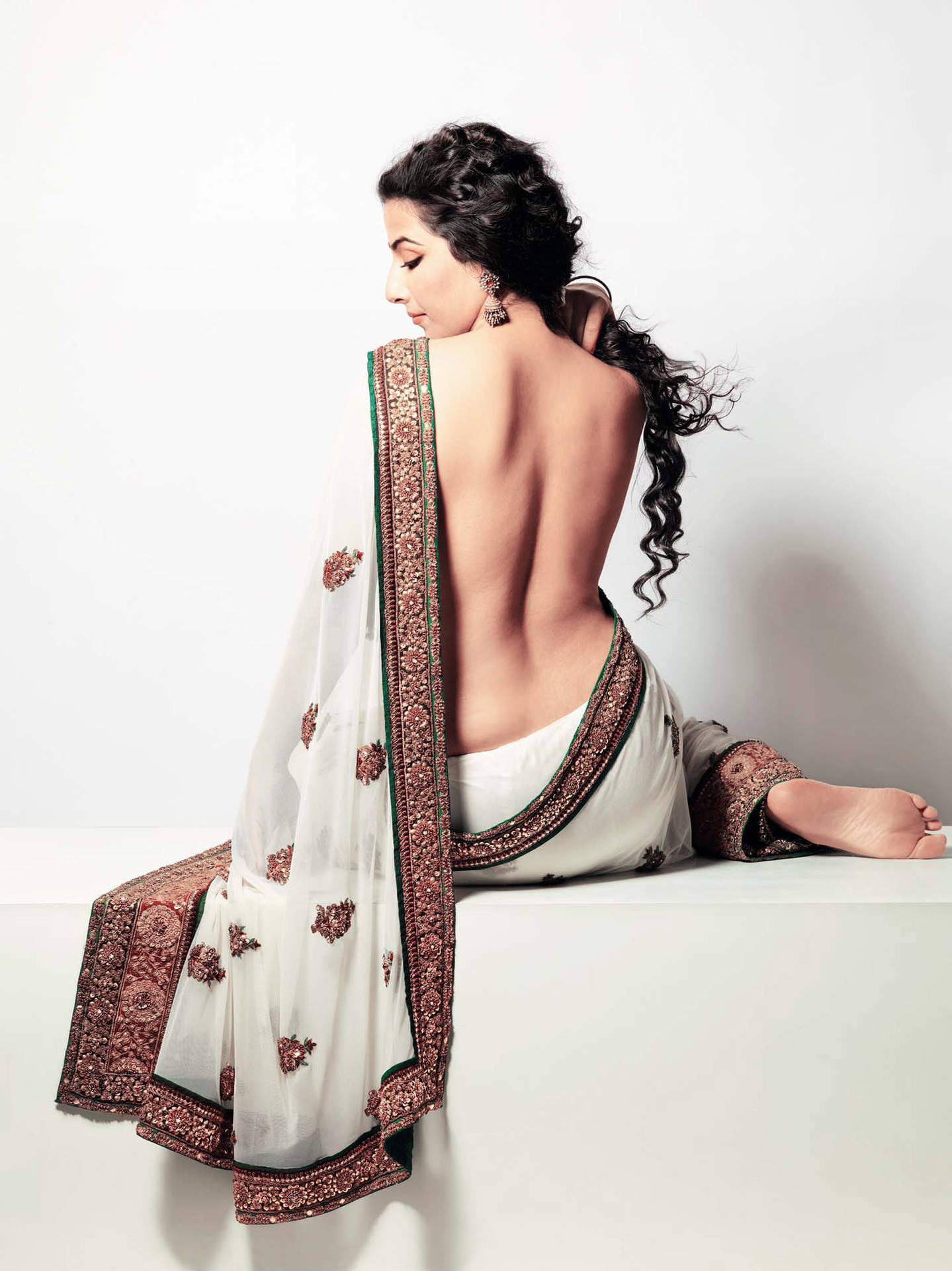 Vidyabalan Rückenfreies Sari Wallpaper