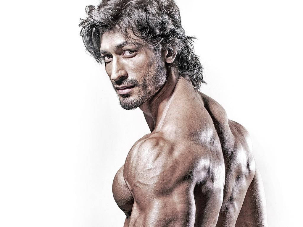 Vidyutjamwals Ådriga Axlar. (this Sentence Is Already In Swedish, But I'll Provide Context For How It Relates To Computer/mobile Wallpaper - This Phrase Could Be Used As A Title Or Description For A Wallpaper Featuring An Image Of Vidyut Jamwal's Muscular And Veiny Shoulders.) Wallpaper