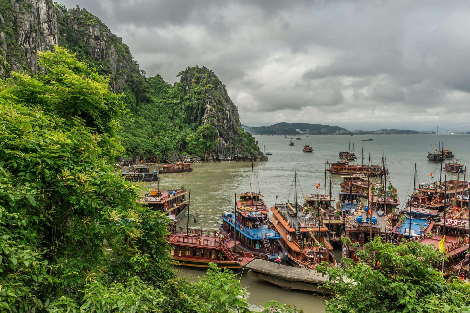 Maestosavista Del Tramonto Nella Baia Di Ha Long, Vietnam.