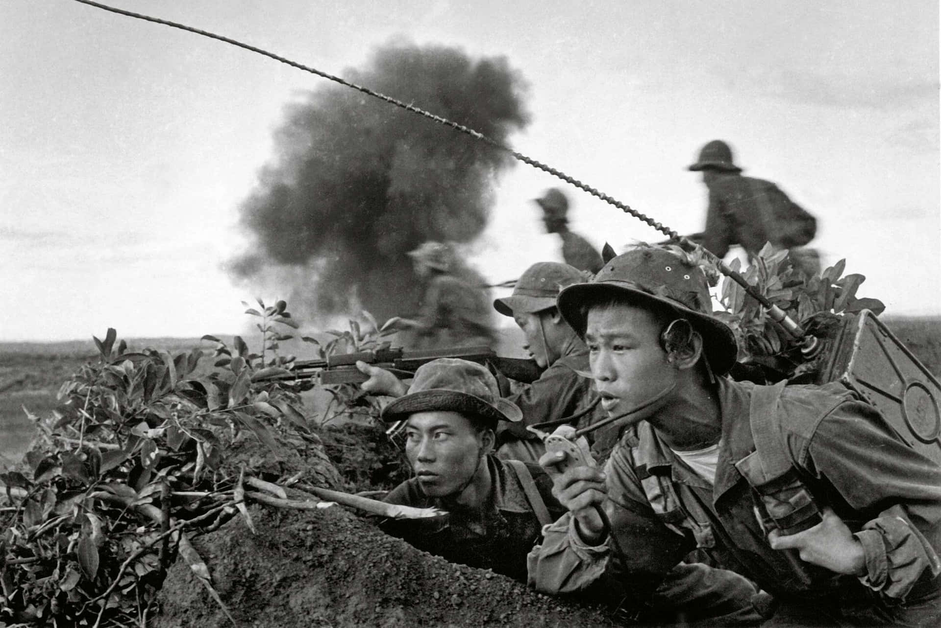 Soldatistatunitensi Che Difendono La Loro Posizione Durante La Guerra Del Vietnam