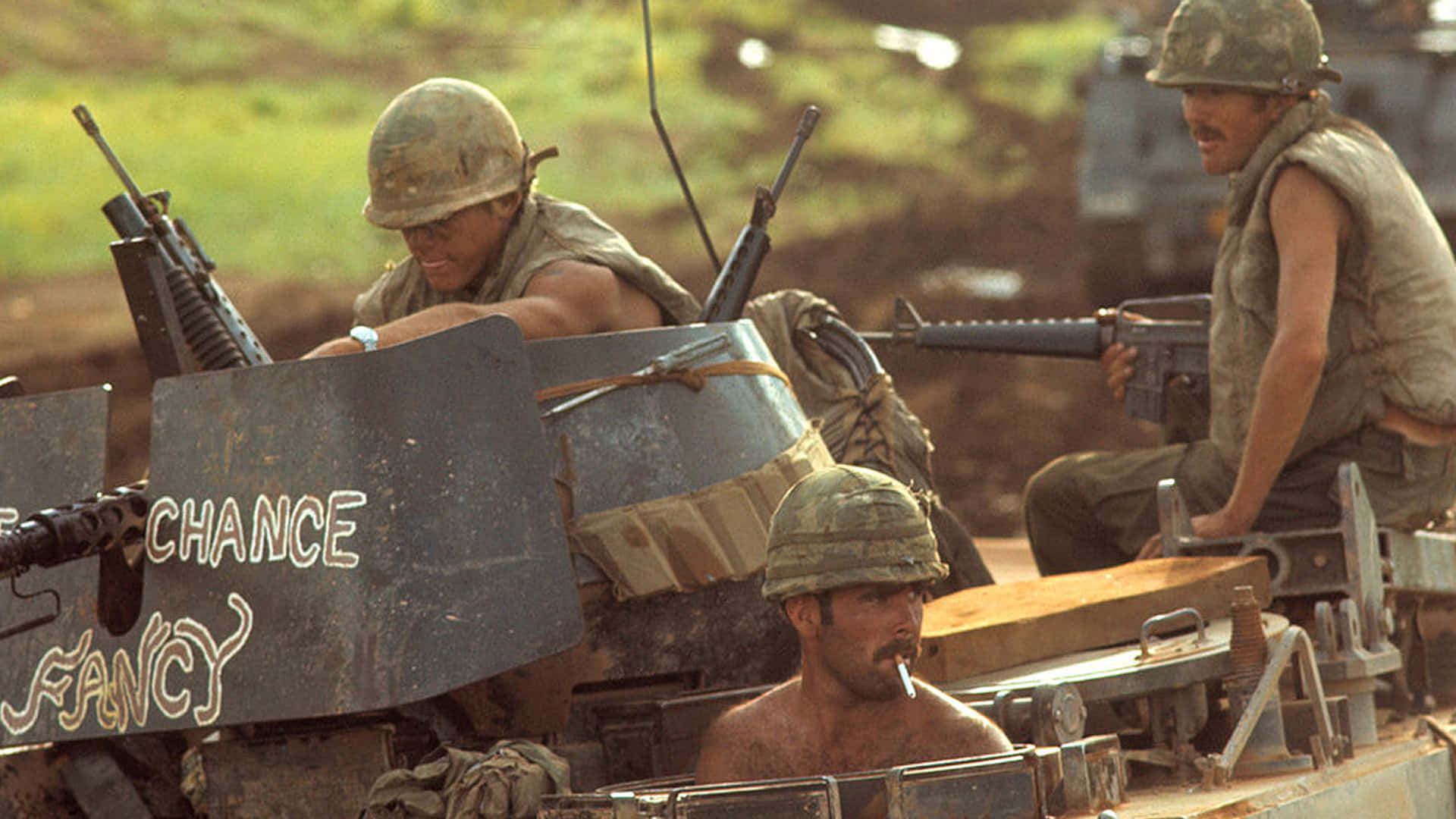 Amerikanischeveteranen Und Einheimische An Einem Denkmal, Das Den Soldaten Des Vietnamkrieges Gewidmet Ist.