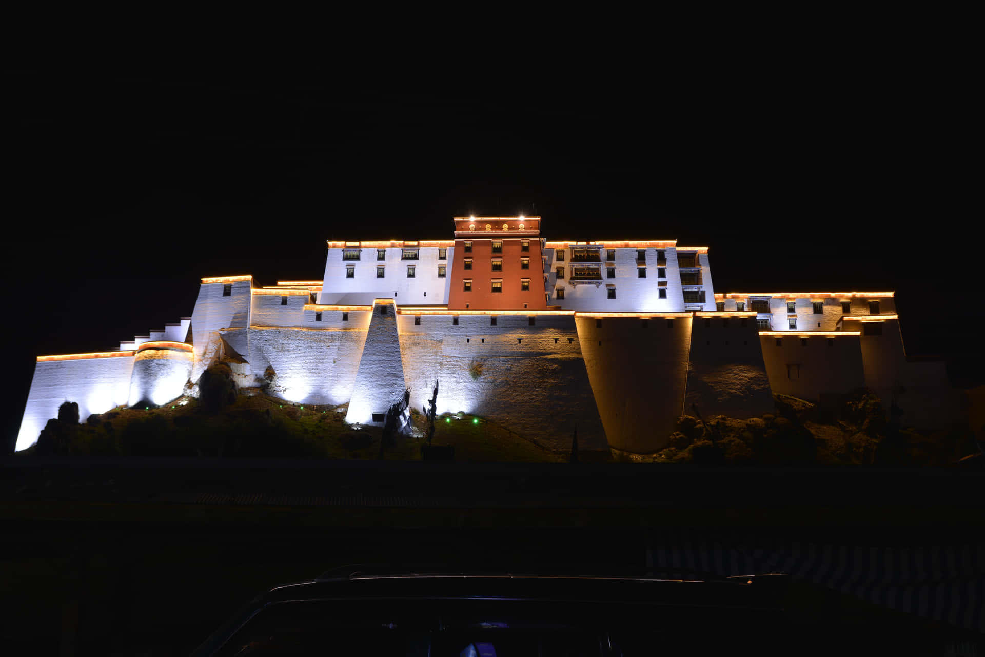 View At Night In Potala Palace In Lhasa Wallpaper