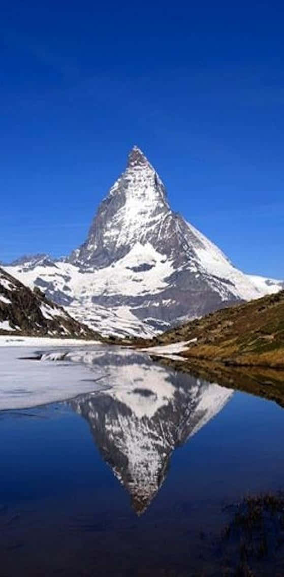 Vyöver Matterhorn Från Riffelsee Sjön. Wallpaper