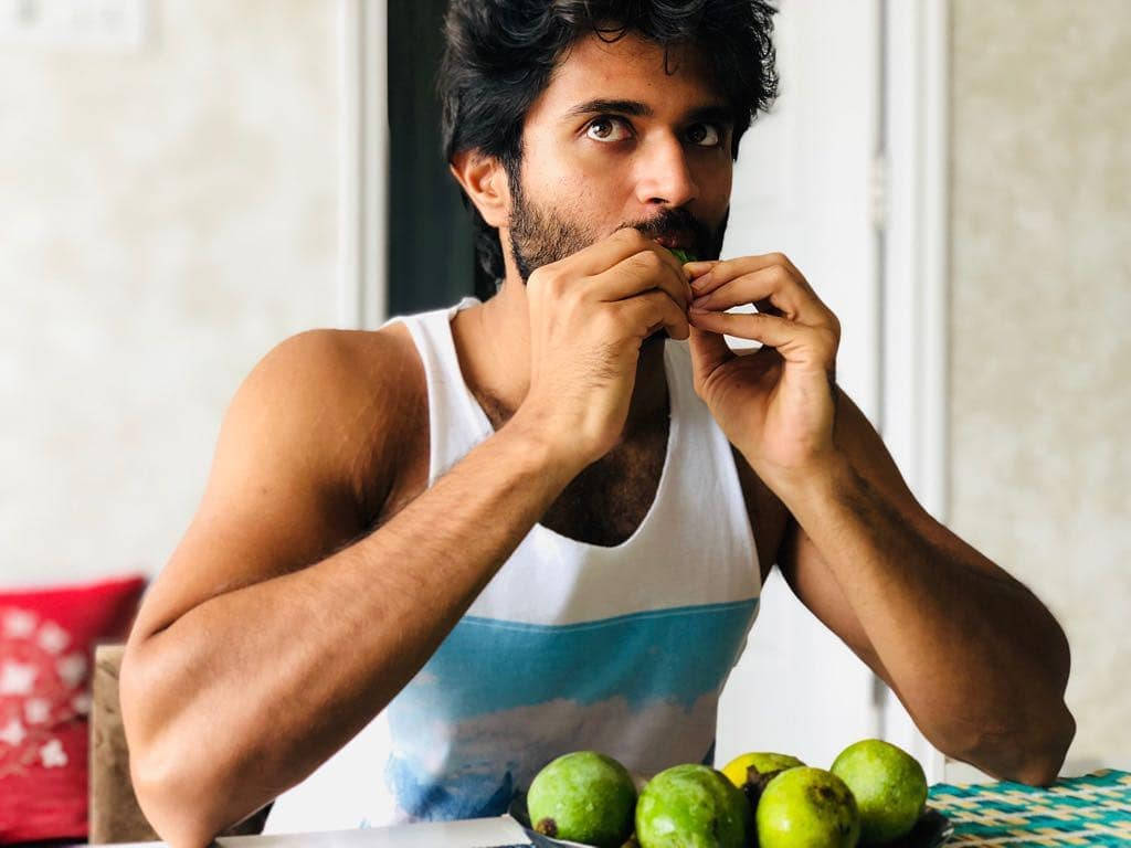 Vijay Deverakonda Eating Guava 4k Wallpaper