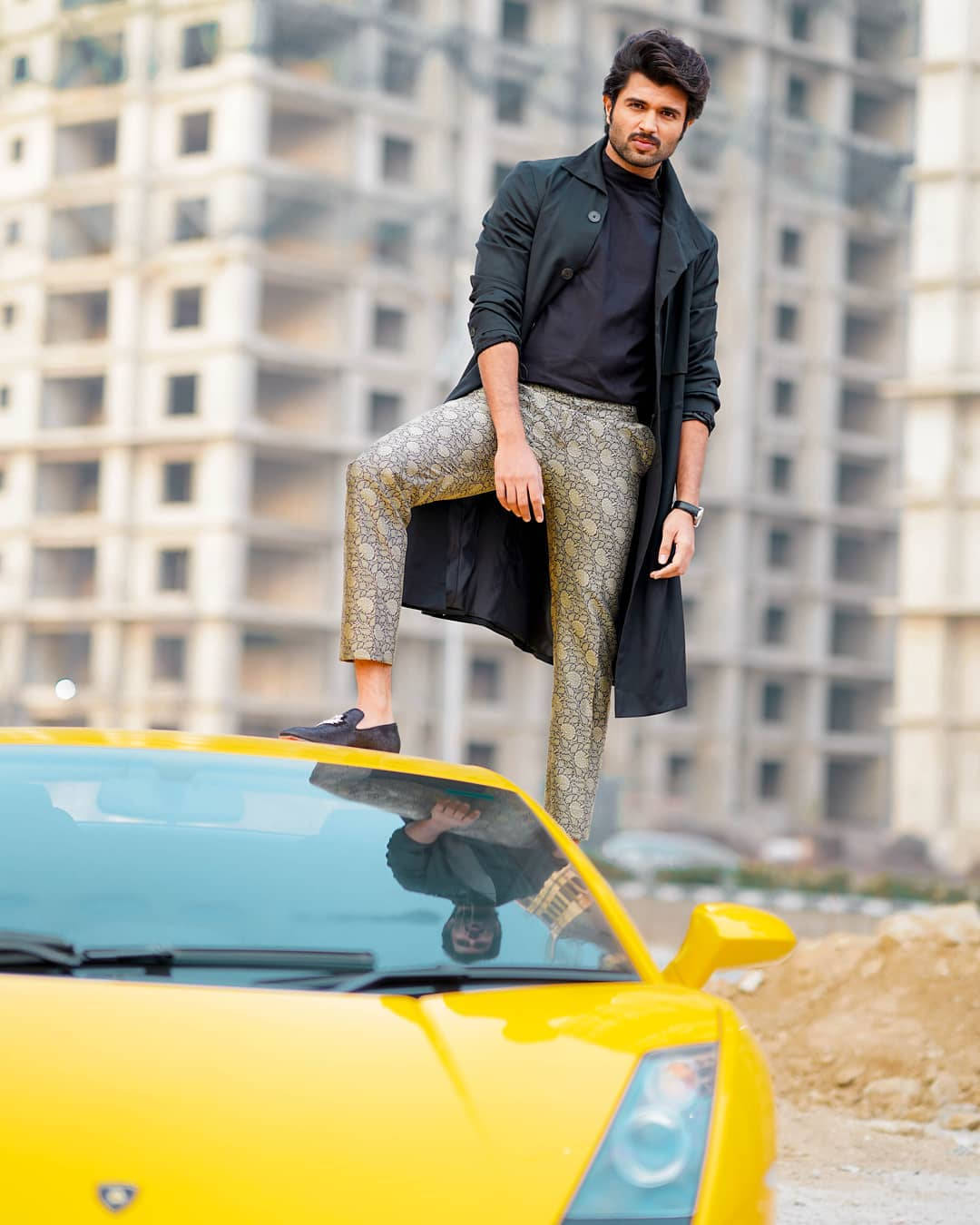 Vijay Deverakonda Modeling On Top Of Car 4k Wallpaper