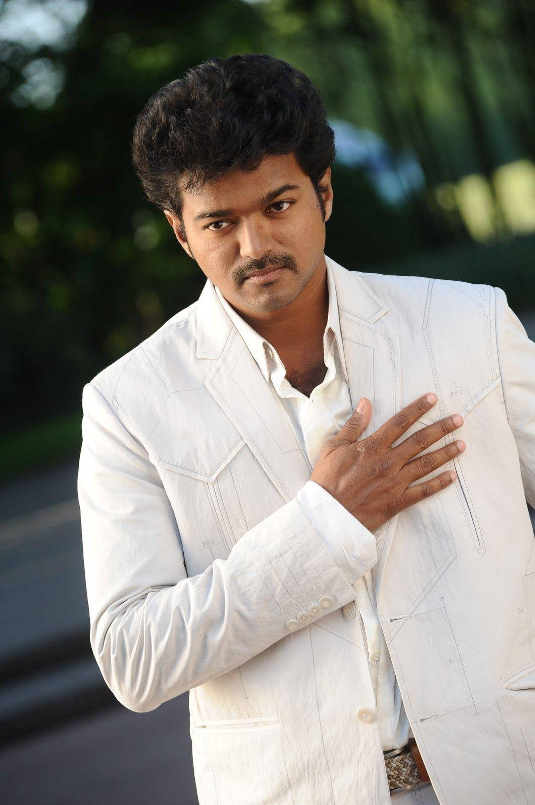 Vijayhd In Einem Formschönen Weißen Anzug Wallpaper