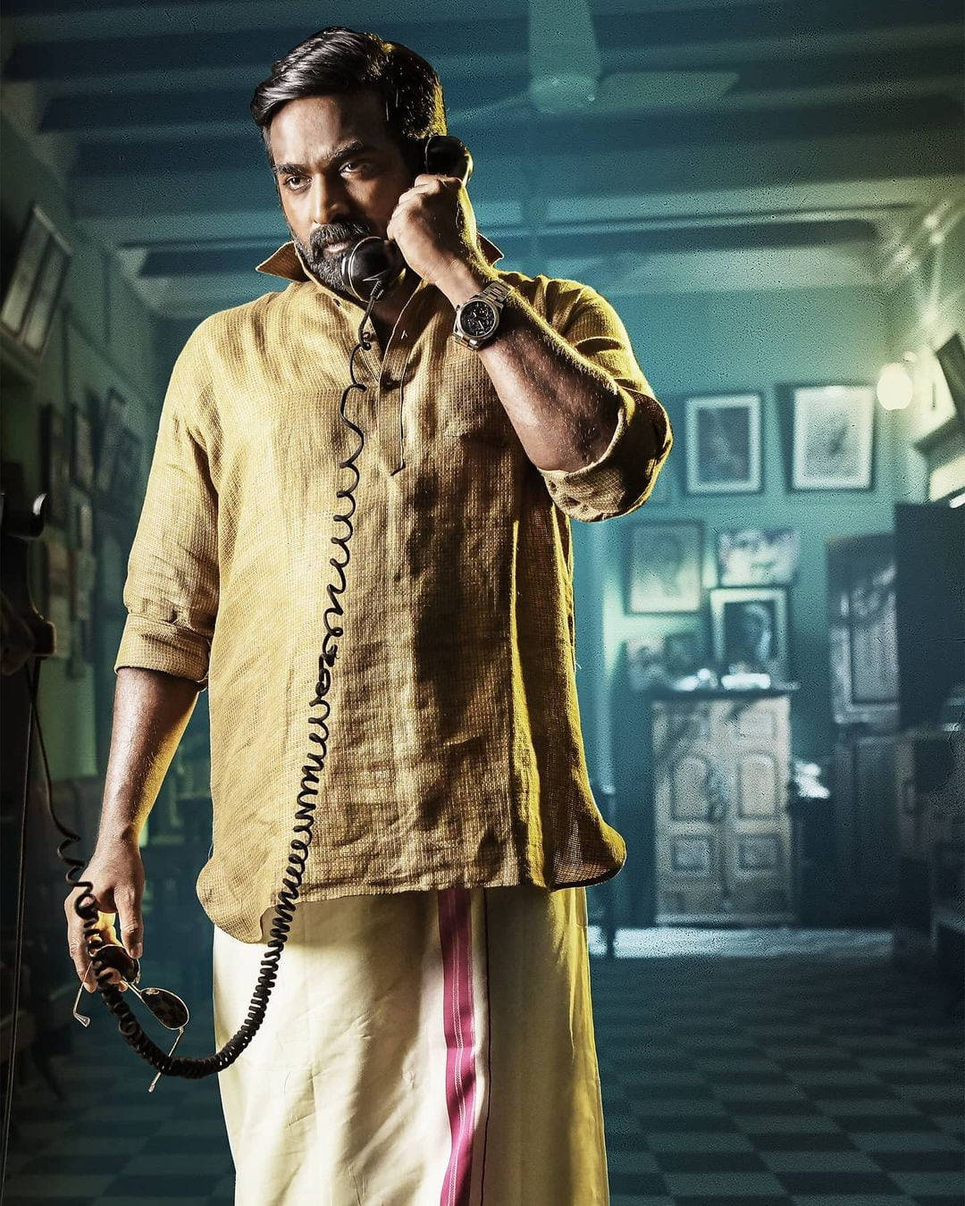 Vijaysethupathi Atendendo O Telefone Em Alta Definição Uppena. Papel de Parede