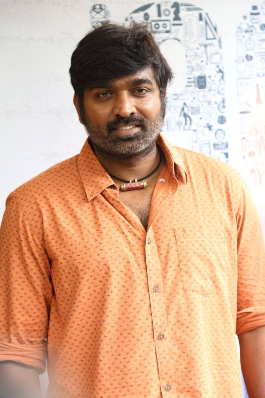 Vijay Sethupathi i oransje skjorte HD Digital Tapet Wallpaper
