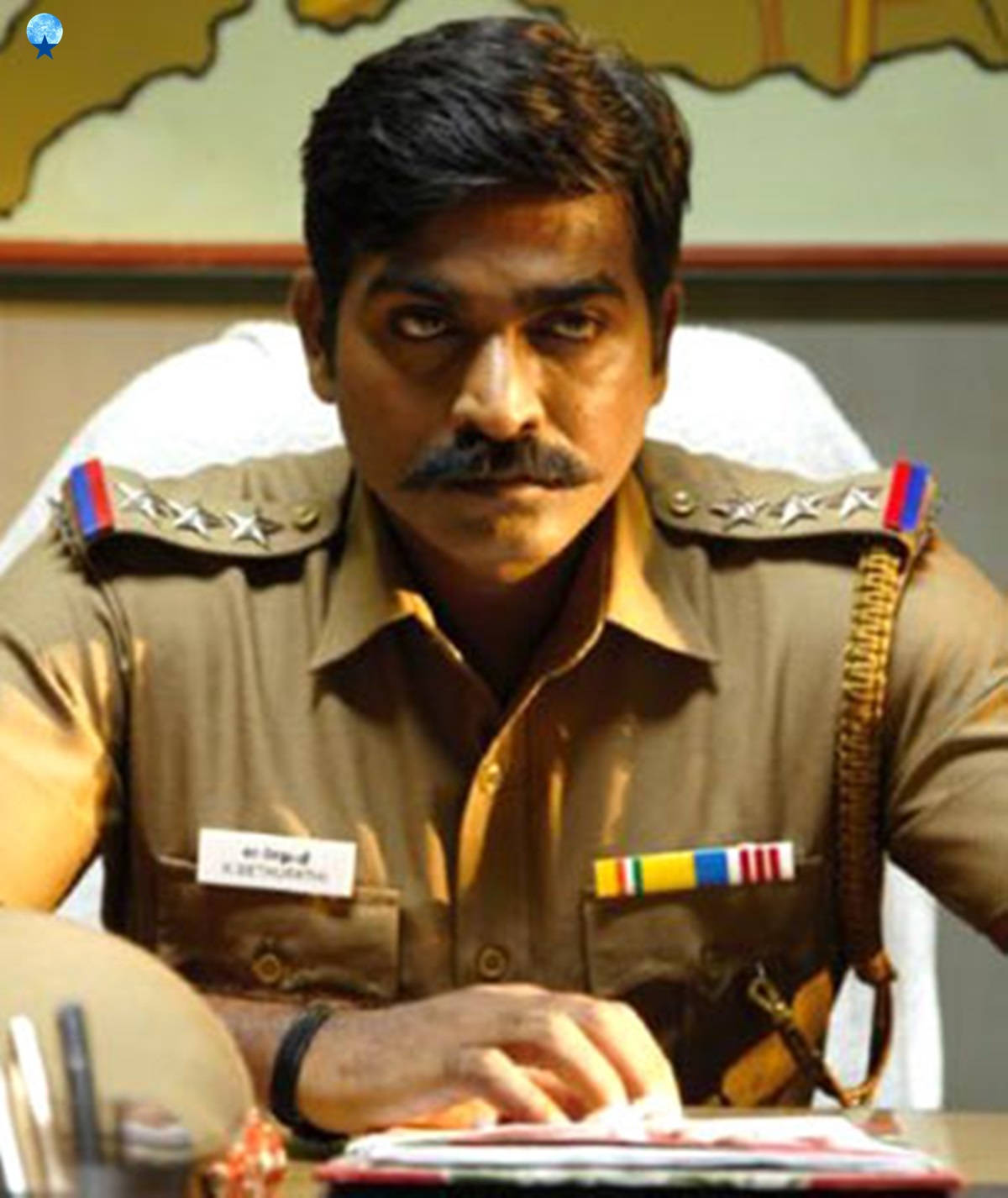 Vijaysethupathi Usando El Uniforme De La Policía Sethupathi. Fondo de pantalla