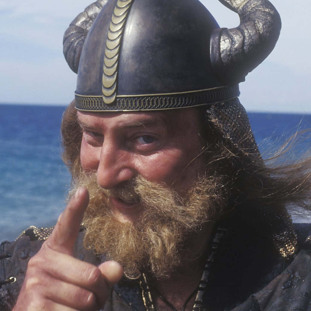 Enmodern Dagens Replika Av En Klassisk Vikingalångbåt Tornar Upp Sig På Horisonten.