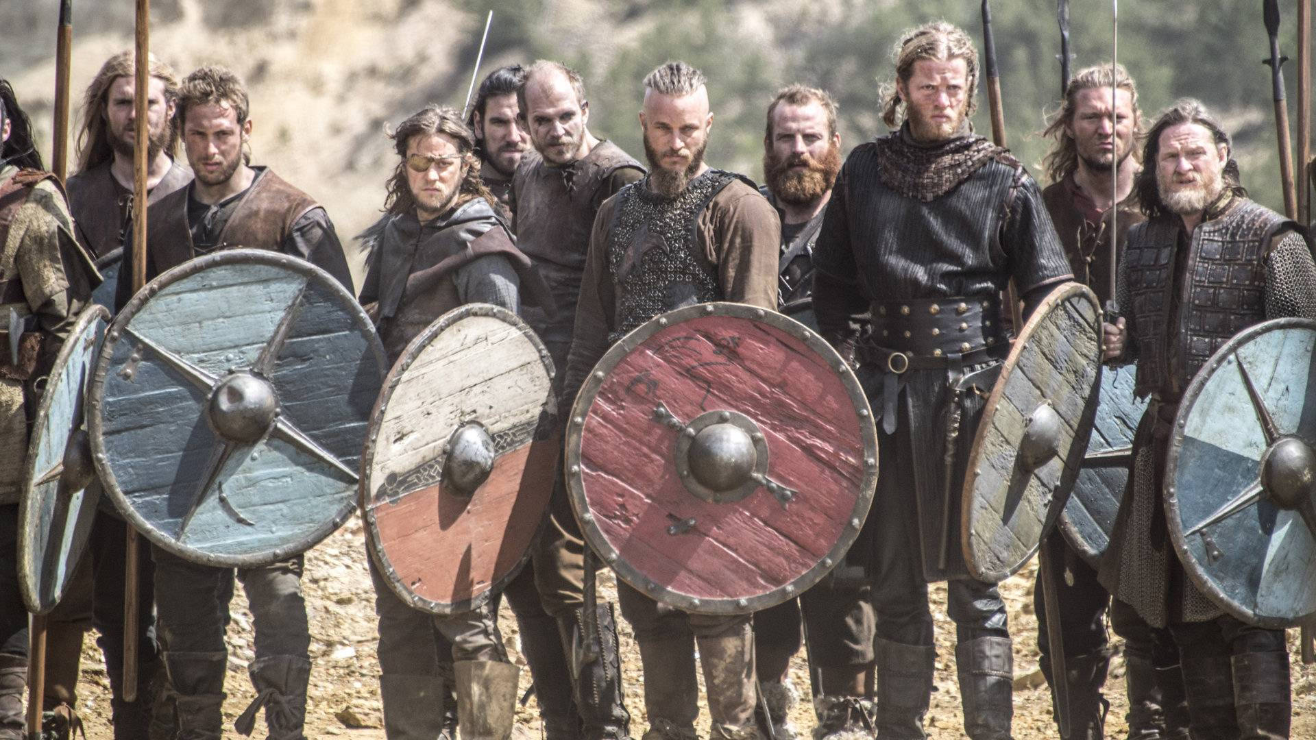 Vikinger stående med våben Wallpaper