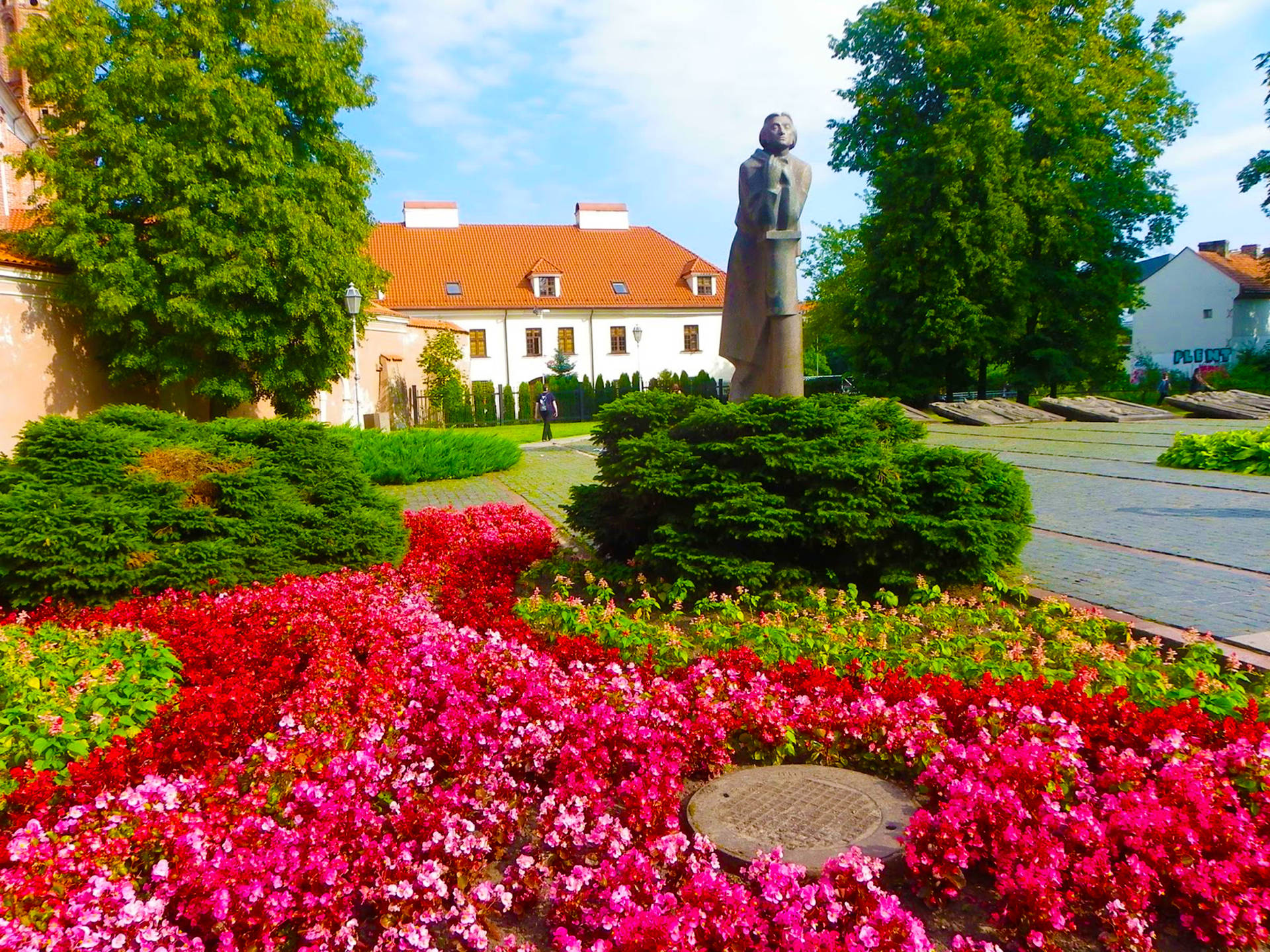 Vilnius Bernardine Park har en simpel ramme af blomsterbuketter. Wallpaper