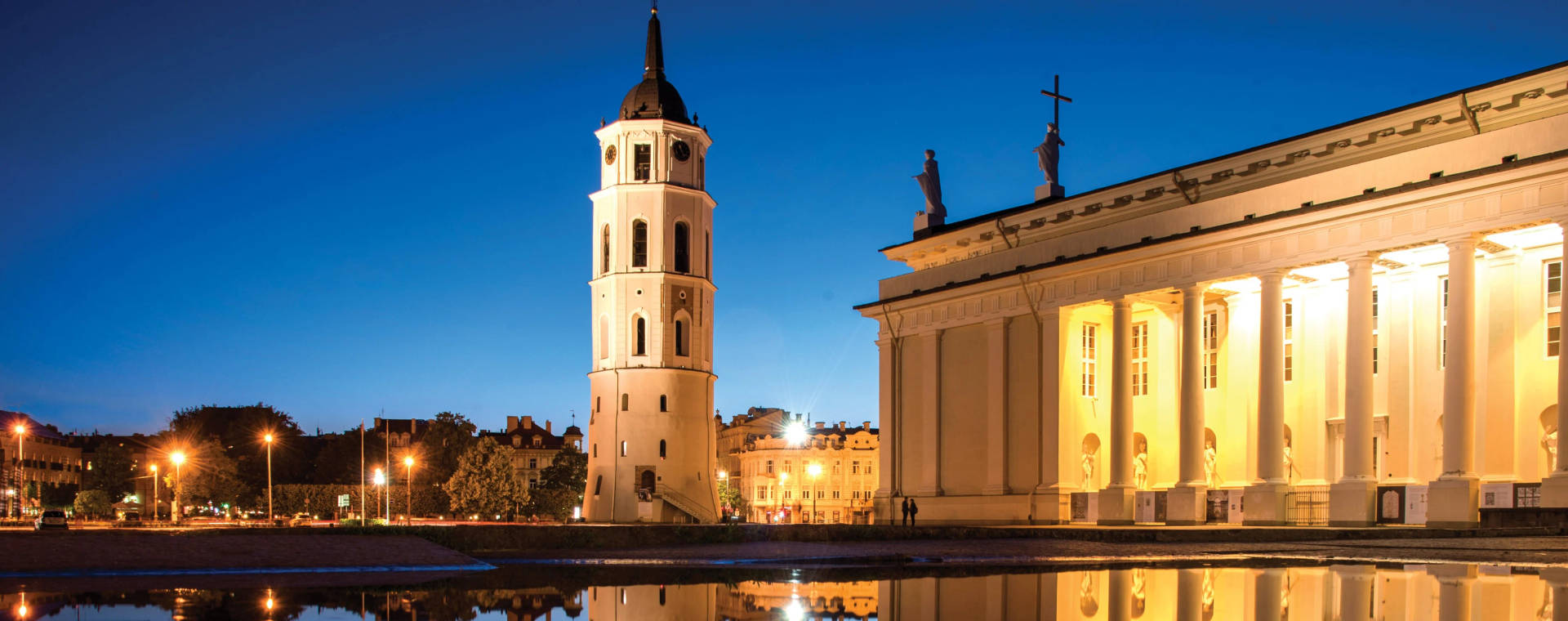 Vielse af Katedralpladsen Vilnius skaber en historisk stemning. Wallpaper