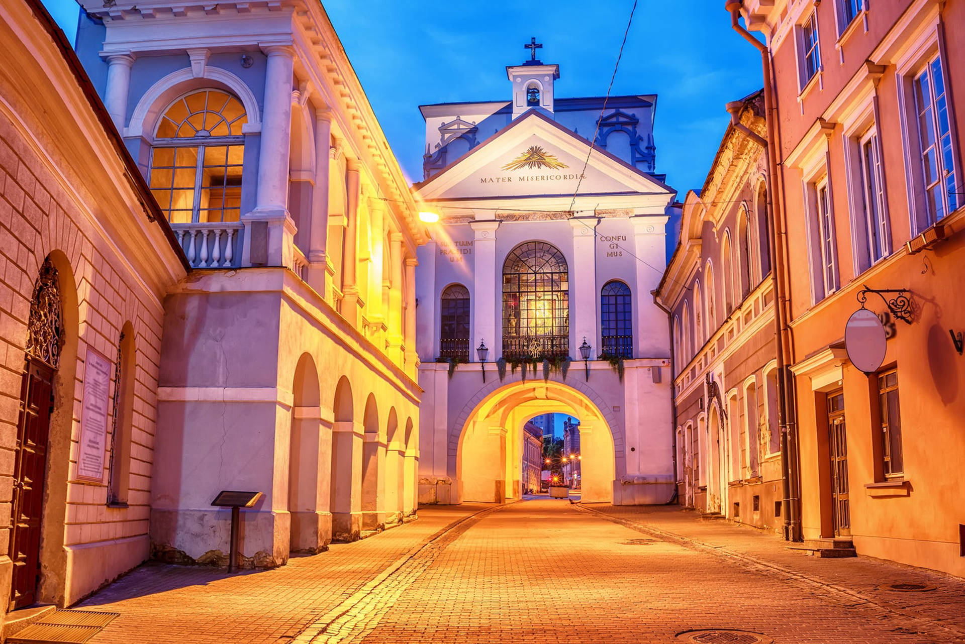 Se Gates Of Dawn fra Vilnius - et smukt motiv af det gamle bymuren Wallpaper