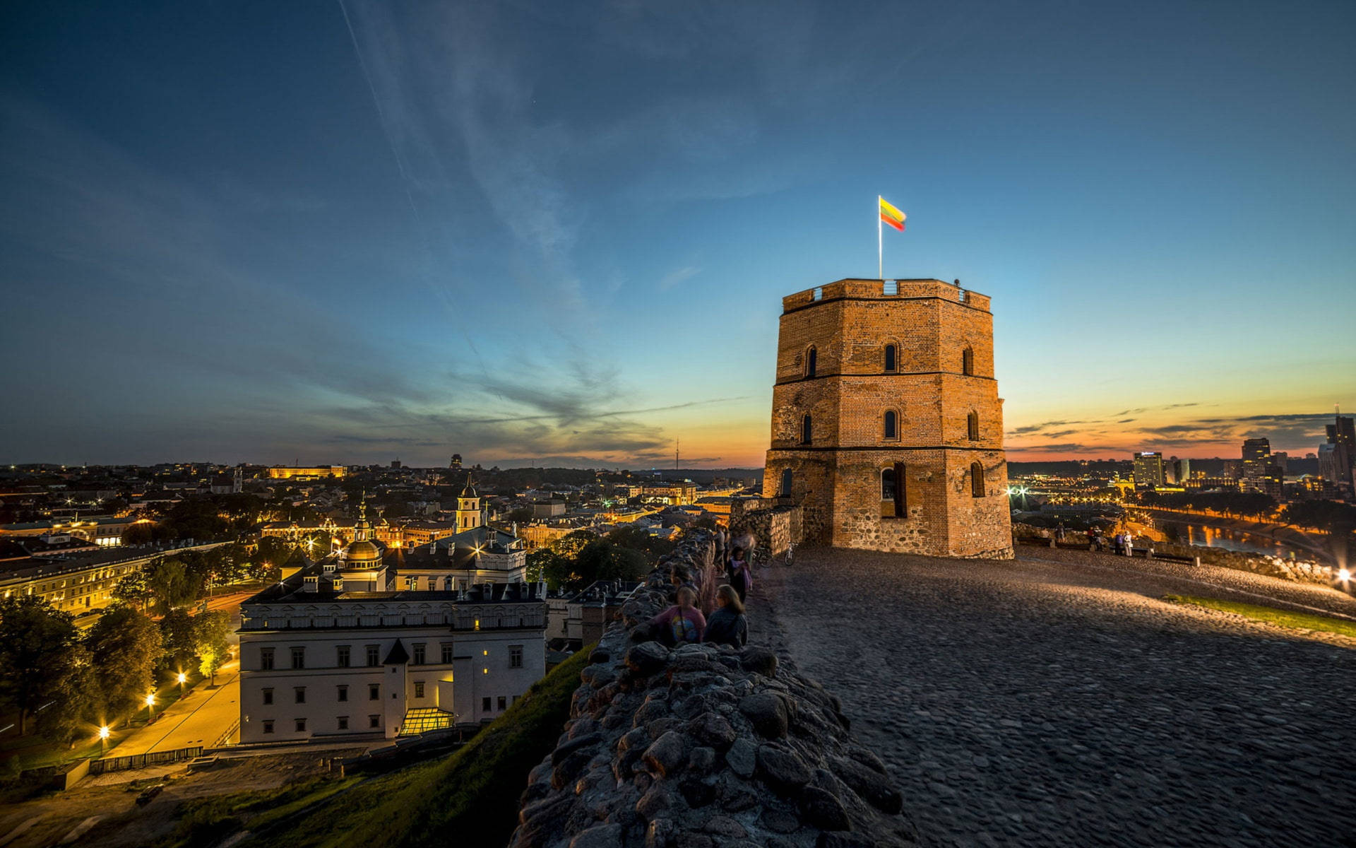 Vilnius Gediminas Tower ikon som baggrundsbillede – Få glæde af skønheden af det gamle middelalder mesterværk. Wallpaper