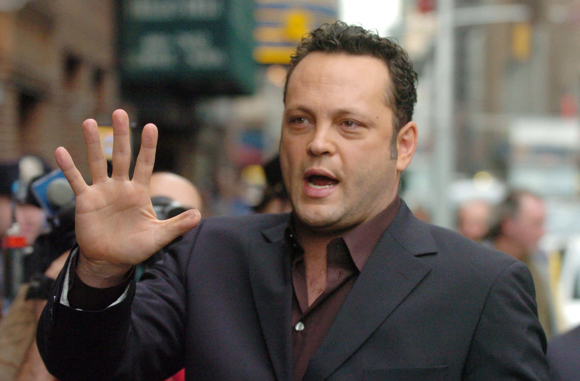 Vince Vaughn posing in a stylish suit Wallpaper