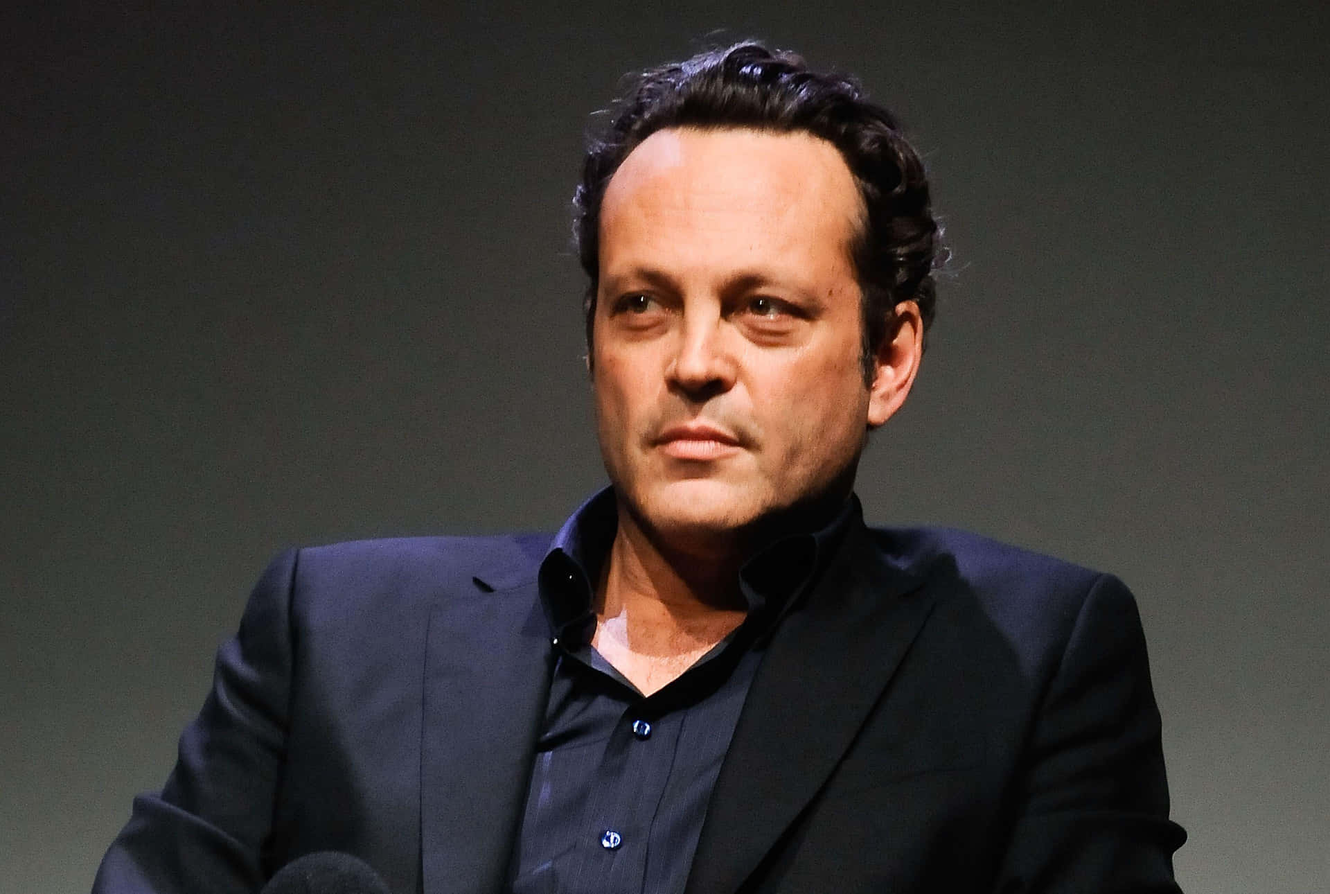 Vince Vaughn Smiling in a Stylish Suit Wallpaper