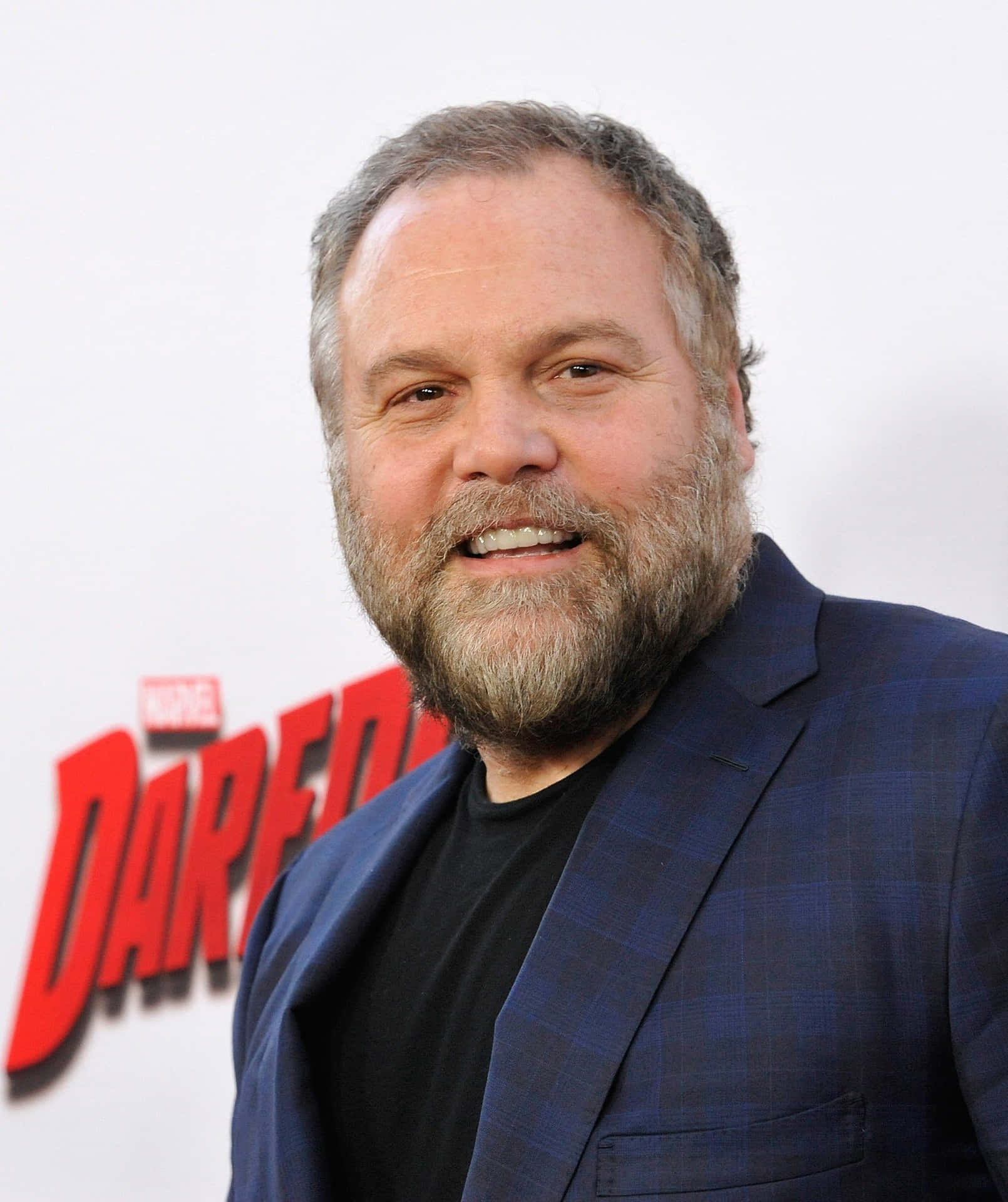 Vincent D'onofrio striking a casual pose Wallpaper