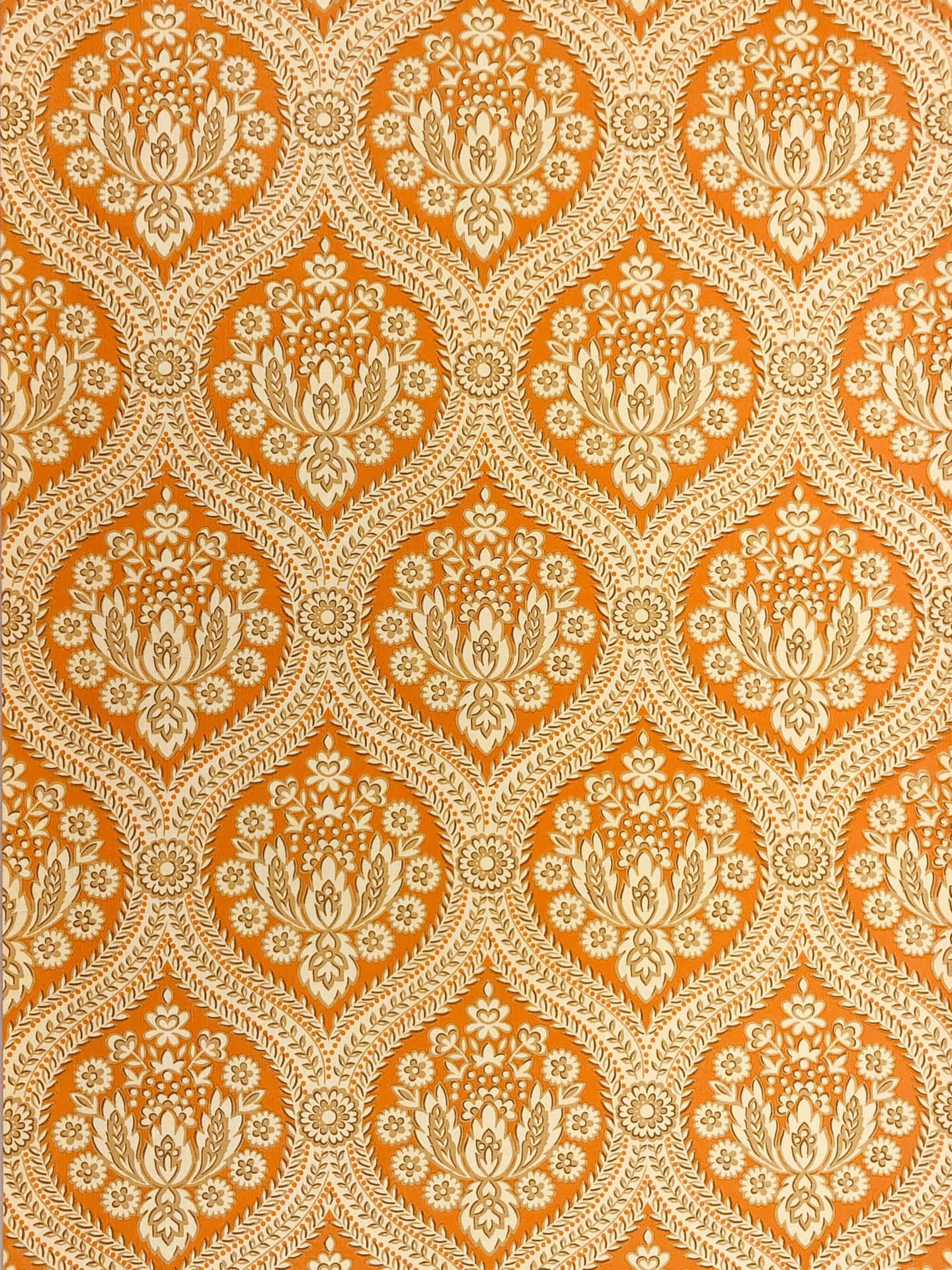 Et tapet med et orange og hvidt mønster Wallpaper