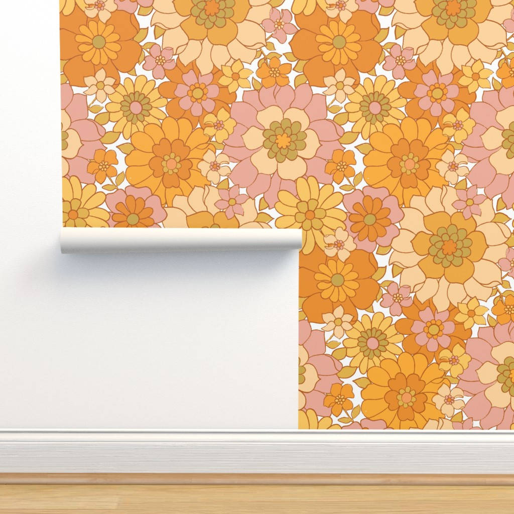 Einraum Mit Einer Gelben Und Orangen Blumentapete. Wallpaper