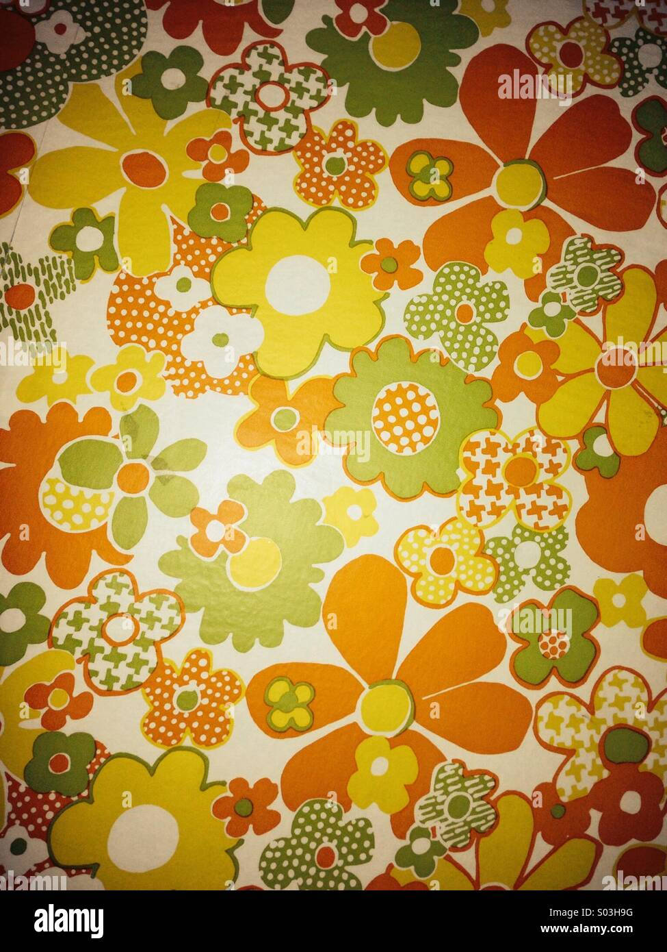 "Embrace the vintage 70s style with a fun floral pattern!" Wallpaper
